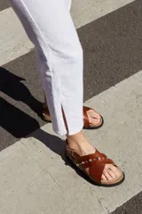Sandalias marrones de cuero italiano con apliques de piedras brillantes, tiras cruzadas y hebilla lateral.