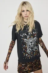Remera negra de algodón con cuello redondo, mangas cortas y estampa frontal de leopardo con la inscripción "Free Spirit".