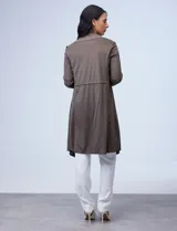 Chaqueta larga color marrón, marca Philosophy, confeccionada en símil suede. Tiene cuello con solapa, abertura central y cintura trasera con jareta interna de ajuste. El largo de las mangas es regulable con presilla y botón.