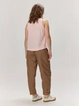 Musculosa de algodón color azul marino, con escote en V y un bordado artesanal de flor en el frente con contorno naranja y relleno dorado.