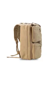 Mochila porta notebook color verde oliva de tela canvas con detalles en cuero marrón. Tiene múltiples bolsillos con cierre y correas ajustables.