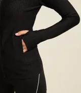 Campera deportiva negra de microfibra con textura, cuello padre, cierre por cremallera, bolsillos y detalle de dedito en los puños.