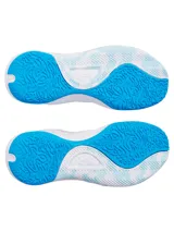 Championes de básquetbol Under Armour modelo Lockdown 7, con diseño en combinación de blanco y azul. Presentan una parte superior de malla transpirable con refuerzos de cuero sintético, entresuela de EVA para mayor amortiguación y suela de caucho con patrón de espiga para un agarre óptimo en la cancha.