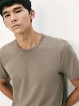 Camiseta celeste de corte slim, cuello redondo y manga corta.