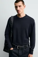 Jersey de corte regular fit, tejido en lana de origen italiano, con cuello redondo y manga larga. Presenta acabados en rib en puños y ruedo.