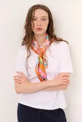 Remera de manga corta y cuello redondo color crudo, corte clásico y holgado.