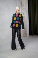 Sweater de tejido de punto artesanal con diseño de círculos de cuero agamuzado unidos por crochet de lana merino. Presenta cuello a la base, mangas largas y un calce holgado.
