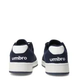 Championes urbanos Umbro modelo Block, color azul marino, confeccionados en gamuza con detalles en cuero sintético. Presentan el logo de la marca en el lateral y suela de goma blanca.