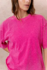 Remera de algodón con efecto lavado, de corte oversize, con cuello redondo y mangas cortas amplias.