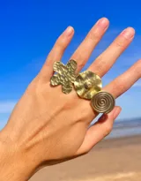 Anillo dorado con forma de flor de hibisco con textura arrugada.