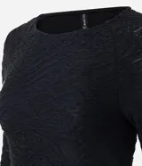 Vestido largo de malla texturizada con cuello redondo y manga larga. Presenta un corte evasé con acabado de encaje discreto, ofreciendo una caída fluida y elegante.