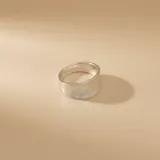 Anillo de plata 925 con acabado satinado y diseño de banda ancha.