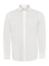 Camisa de manga larga confeccionada en popelina de algodón, con cuello italiano, cierre frontal con botones y bolsillo en el pecho con logo bordado. Presenta un calce regular.