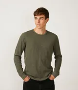 Remera básica de manga larga para hombre, color verde oliva, confeccionada en tejido de punto acanalado (waffle).