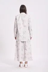 Blazer de corte clásico con estampado artístico. Tiene solapas de muesca, cierre frontal con dos botones, bolsillos con solapa y mangas largas.