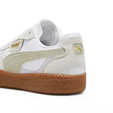 Championes Puma modelo Palermo, con diseño retro de perfil bajo. Presentan una combinación de cuero blanco y gamuza en tonos claros, con detalles en rosa pálido y una suela de goma color caramelo. Incluyen el logo de la marca en dorado en el lateral.