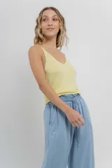 Top de punto con acabado brillante, de calce ajustado, con escote en V y breteles finos.