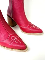 Botas tejanas de cuero negro, con taco cuadrado de 8 cm y elástico lateral.