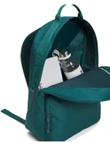 Mochila Under Armour Essential color verde petróleo con logo de la marca estampado en blanco en la parte frontal. Cuenta con compartimento principal con cierre, bolsillo frontal con cremallera y asa superior.