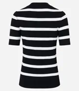 Blusa de punto ligero con diseño de rayas horizontales, cuello redondo y mangas cortas. Confeccionada en una mezcla de viscosa y poliamida, presenta un ajuste al cuerpo.