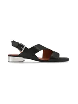Sandalias de cuero color negro con acabado texturizado brillo, tiras asimétricas cruzadas, tira ajustable al talón con hebilla metálica y taco bajo con detalle metálico plateado.