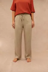 Pantalón de corte recto y holgado color taupe, con cintura elástica ajustable mediante cordón y bolsillos laterales.