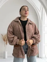 Campera de abrigo color marrón claro, estilo teddy, con cierre frontal y bolsillos con ribete de cuero sintético.