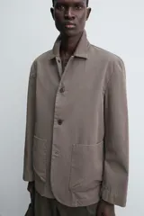 Blazer de corte relajado confeccionada en tejido de algodón con efecto lavado. Presenta cuello con solapas de muesca, cierre frontal de botones, manga larga y bolsillos de plastrón en la parte delantera. Diseño sin forro interior.