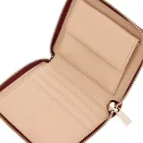 Billetera Guess modelo Laurel II de formato cuadrado y cierre perimetral con cremallera. Presenta una textura granulada en color rojo y el logo de la marca con la inscripción 'EST 1981' en letras metálicas doradas en el frente.