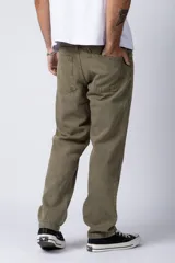Pantalon de corte regular confeccionado en gabardina resistente, con diseño de cinco bolsillos y cierre frontal con botón y cremallera.