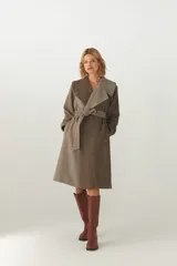 Tapado largo con cinto y cuello solapa, confeccionado en lana fina sin teñir con un diseño bicolor que combina dos tonos de marrón en un patrón de espiga.