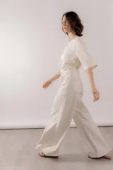 Jean wide leg de tiro medio y corte holgado con piernas muy anchas, confeccionado en denim de lavado azul medio.