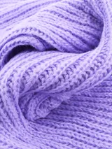 Bufanda tejida a rayas horizontales color lila.