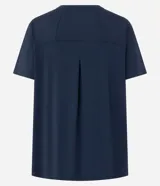 Remera deportiva de manga corta con cuello redondo, confeccionada en poliamida y elastano. Presenta un diseño liso con detalle de recorte en la espalda.