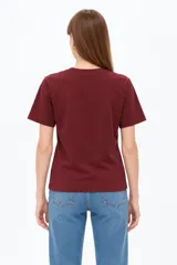 Remera negra de algodón, manga corta, con cuello redondo y diseño gráfico estampado en el pecho que incluye un sol, flores y la leyenda 'Since 1973'.