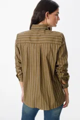 Camisa de manga larga con estampado de rayas verticales en color bordó y blanco, cuello clásico y cierre frontal con botones.