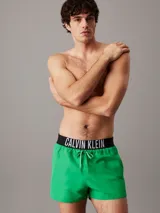 Short de baño verde con cintura elástica negra con el logo de Calvin Klein en blanco.