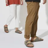 Sandalias Birkenstock modelo Arizona color gris, de dos tiras con hebillas metálicas ajustables, plantilla anatómica de corcho y suela de goma.