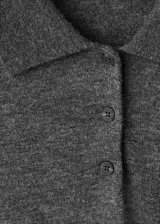 Jersey de punto fino color gris oscuro, de manga corta, con cuello polo y cierre frontal de botones.