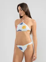 Bikini con estampado de flores y rayas verticales azules, con tiras finas y detalle de aro dorado en los laterales.