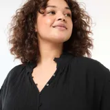 Blusa negra de gasa de algodón con mangas cortas, escote en V y cuello fruncido con botones frontales.
