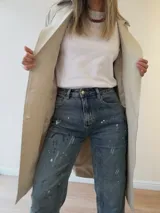 Jeans mom fit de tiro alto y pierna relajada, en tono denim envejecido con matices gris-azulados. Presenta un diseño exclusivo con efecto de pinceladas y salpicaduras artísticas, bolsillos delanteros y traseros, y costuras reforzadas.