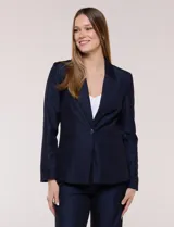 Blazer de sastre entallado color gris claro, con solapa de muesca clásica, cierre frontal de un solo botón y bolsillos frontales de vivo horizontales.