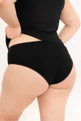 Culotte de tiro bajo confeccionado en algodón elastizado de color marfil, con un delicado moño decorativo en la cintura.