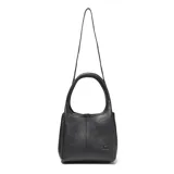 Cartera pequeña de cuero negro con textura granulada, diseño estructurado con doble asa superior y cierre mediante broche magnético. Incluye correa ajustable y extraíble, y cuenta con logo de la marca grabado en el frente.