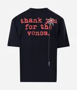 Remera negra de algodón con corte boxy, cuello redondo y mangas cortas. Presenta un estampado frontal en rojo con el texto "MY CHEMICAL ROMANCE" y una araña colgando de una telaraña.