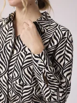 Camisa de viscosa con estampado abstracto en blanco y negro, de corte clásico, cuello camisero y mangas largas.