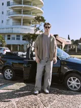 Polo de punto con fit relajado y diseño estructurado. Tejido estilo urbano con cuello tipo camisa, cierre con botones y mangas cortas.