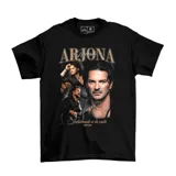 Remera negra de algodón con estampado gráfico estilo vintage del cantante Ricardo Arjona, con múltiples imágenes del artista y texto alusivo.