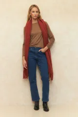 Remera negra de algodón, de manga larga y cuello bote.